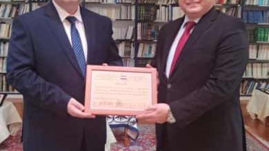 صورة رئيس الجالية الأذربيجانية في مصر يتسلم ميدالية وزارة التعليم العالي والبحث العلمي المصرية