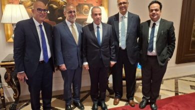 صورة وزير الخارجية يبحث مع “TCI Sanmar” الهندية زيادة استثماراتها البالغة 1.5 مليار دولار بالسوق المصرية أكد أن الحكومة المصرية تستهدف خلق مناخ استثماري أكثر تنافسية وجاذبية للاستثمارات المحلية والأجنبية صورة حسام منير حسام منير أرسل بريدا إلكترونيا16/10/2025 فيسبوك ‫X لينكدإن ‏Tumblr بينتيريست ‏Reddit ماسنجر مشاركة عبر البريد  التقى الدكتور بدر عبد العاطي وزير الخارجية والهجرة وشئون المصريين بالخارج ، اليوم ، بي أس جايارا مان رئيس مجلس إدارة شركة TCI Sanmar للكيماويات.  وقال عبد العاطي ، خلال اللقاء ، إن الحكومة المصرية تستهدف خلق مناخ استثماري أكثر تنافسية وجاذبية للاستثمارات المحلية والأجنبية، قائم على الشفافية وتوفير البيئة المؤسسية والتشريعية الداعمة وتحسين بيئة الأعمال وتبسيط الإجراءات وتذليل العقبات التي تواجه المستثمرين، مع تعزيز دور القطاع الخاص كشريك رئيسي في التنمية.  أكد ترحيب مصر بجذب مزيد من الاستثمارات الهندية في مُختلف القطاعات الصناعية، لا سيما تلك التي يحتاجها السوق المصري، مشيراً الى الاهتمام الذي توليه الحكومة المصرية لتسوية كافة مشاكل المُستثمرين الأجانب، وتيسير أي صعوبات قد يواجهونها ، بما في ذلك تسهيل منح تأشيرات لمسئولي الشركات الأجنبية المُستثمرة في مصر.  وتُعتبر شركة TCI Sanmar أكبر شركة هندية مُستثمرة في مصر بنحو 1.5 مليار دولار ، وشجع وزير الخارجية الشركة على ضخ مزيد من الاستثمارات ، في ضوء التطورات التي يشهدها الاقتصاد المصري.