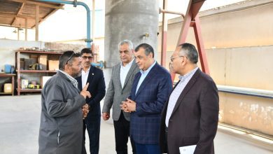 صورة وزير الإنتاج الحربي يتابع سير العملية الإنتاجية بشركة حلوان للأجهزة المعدنية ( مصنع 360 الحربى )