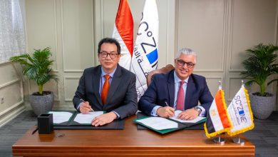 صورة رئيس اقتصادية قناة السويس يوقع عقد مشروع “إتش أند إل” الكورية للملابس الجاهزة باستثمارات 12 مليون دولار