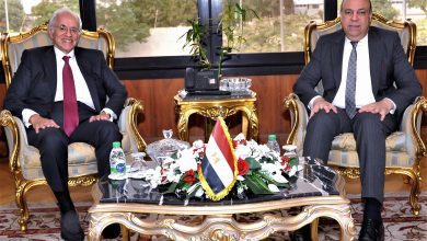 صورة وزير الطيران المدني يستقبل رئيس مجموعة “كوبيلوزوس” اليونانية لمتابعة فرص التعاون والاستثمار في مجال إدارة وتشغيل المطارات