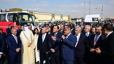 صورة مدبولي يتفقد أول أتوبيس برمائي يتم الاتفاق على تصنيعه محليا في مصر لخدمة المجال السياحي بمصر