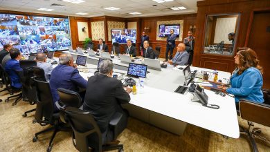 صورة د. عوض  تتابع سير انتخابات مجلس النواب من مركز سيطرة الشبكة الوطنية للطوارئ والسلامة العامة