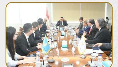 صورة وزير الإسكان يلتقي وفداً من شركة “جيانجسو فينجاي”الصينية لبحث فرص التعاون بملف تحلية مياه البحر