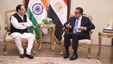 صورة وزير الصحة يبحث مع نظيره الهندي تبادل الخبرات في صناعة الأدوية وتوسيع الاستثمارات