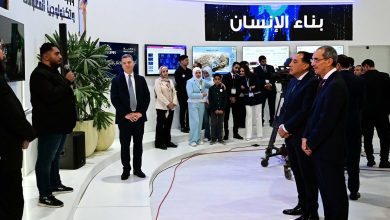 صورة رئيس الوزراء يناقش عددا من خريجي مبادرات وزارة الاتصالات وأصحاب الشركات الناشئة حول مشروعاتهم