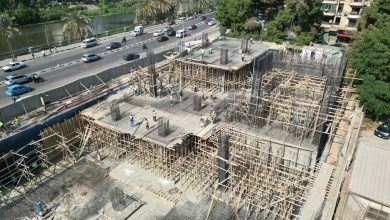 صورة نائب رئيس الوزراء وزير الصحة يتلقى تقريرًا ميدانيًا عن 46 مشروعًا صحيًا في 11 محافظة