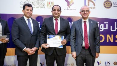 صورة رئيس هيئة الرقابة المالية يكرّم فريق عمل تطوير معايير المراجعة المصرية