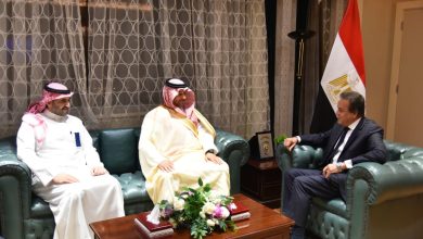 صورة وزير الصحة يبحث مع مسؤول سعودي تعزيز التعاون في التعليم الطبي المهني