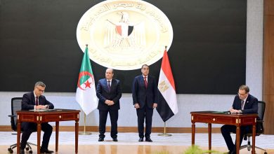 صورة مدبولي وغريب يوقعان على محضر الدورة التاسعة للجنة العليا المصرية الجزائرية المُشتركة