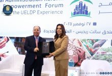 صورة وزيرة التنمية المحلية تكرم هالة السعيد و محمد معيط والمدير الإقليمي للبنك الدولي في مصر ومدير برنامج تنمية الصعيد