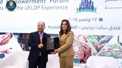 صورة وزيرة التنمية المحلية تكرم هالة السعيد و محمد معيط والمدير الإقليمي للبنك الدولي في مصر ومدير برنامج تنمية الصعيد