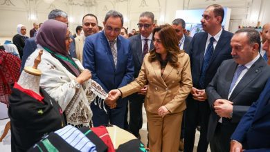 صورة وزيرة التنمية المحلية تفتتح معرض مشروعات برنامج التنمية المحلية بصعيد مصر