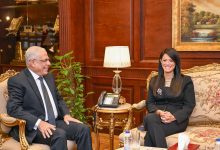 صورة النائب العام يستقبل وزيرة التخطيط لتسلم مركباتٍ ذكية للخدمات الرقمية للمواطنين