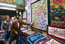 صورة رئيس الوزراء يتفقد أعمال إعادة إحياء منطقة حارة الروم وباب زويلة ويتجول بمنطقة “الخيامية”