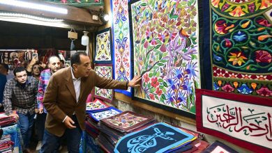 صورة رئيس الوزراء يتفقد أعمال إعادة إحياء منطقة حارة الروم وباب زويلة ويتجول بمنطقة “الخيامية”