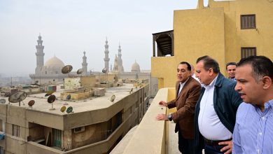 صورة رئيس الوزراء يتفقد أعمال إعادة إحياء منطقة “درب اللبانة”..ويشيد بمستوى الأعمال المنفذة