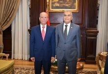 صورة السفير العراقي يلتقي رئيس مجلس الشيوخ في القاهرة.