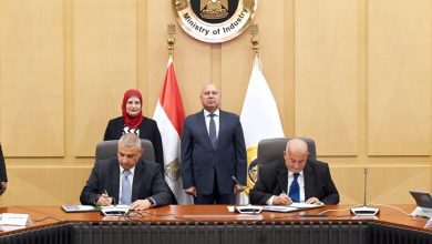 صورة توقيع عقد بين “القاهرة للاستثمار” و “ليوني مصر” لإقامة مجمع صناعي لإنتاج الضفائر والكابلات الكهربائية