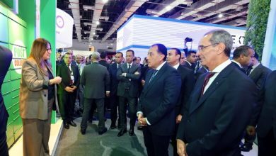 صورة داليا الباز تستعرض أمام رئيس الوزراء جهود تطوير الخدمات البريدية خلال Cairo ICT 2025