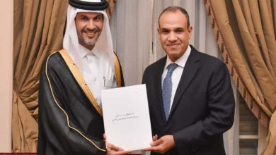 صورة السفير جاسم بن عبدالرحمن آل ثاني يقدم أوراق اعتماده سفيراً فوق العادة ومفوضاً لدولة قطر لدى مصر