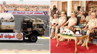 صورة وزير الدفاع يشهد إجراءات تفتيش الحرب لأحد تشكيلات المنطقة المركزية العسكرية