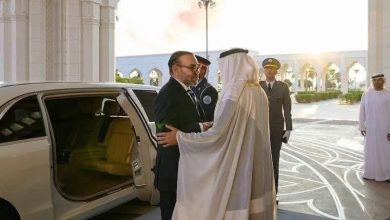 صورة الملك محمد السادس يصل إلى أبوظبي في زيارة خاصة تؤكد متانة العلاقات المغربية الإماراتية