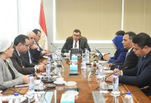 صورة وزير الإسكان يتابع الاشتراطات والضوابط والمعايير الخاصة بالإعلانات على الطرق العامة والمحاور