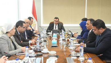 صورة وزير الإسكان يتابع الاشتراطات والضوابط والمعايير الخاصة بالإعلانات على الطرق العامة والمحاور