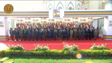 صورة الرئيس السيسي يتوسط صورة تذكارية مع المشاركين في معرض إيديكس 2025