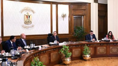 صورة مدبولي يستعرض الموقف التنفيذي للأعمال بالمنطقة الاستثمارية والفندقية بـ “رأس الحكمة”