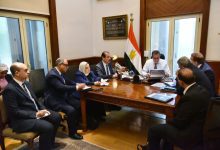 صورة نائب رئيس مجلس الوزراء وزير الصحة يبحث مع الرئيس التنفيذي لمدينة اللقاحات مستجدات المشروع