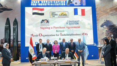 صورة رئيس “العربية للتصنيع” وسفير فرنسا بالقاهرة يشهدان توقيع عقد جديد لتعزيز الشراكة بين الهيئة و”داسو” الفرنسية