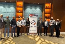 صورة نائب وزير الخارجية يكرّم مواطنين أستراليين أعادوا قطعًا أثرية لمصر