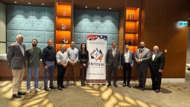 صورة نائب وزير الخارجية يكرّم مواطنين أستراليين أعادوا قطعًا أثرية لمصر