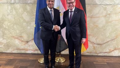 صورة وزير الخارجية ونظيره الألماني يعقدان مشاورات سياسية في برلين