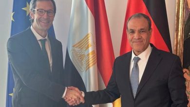 صورة وزير الخارجية يعرب عن التطلع لجذب المزيد من الاستثمارات الألمانية