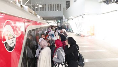 صورة وزارة النقل : إقبال كبير من المواطنين على استقلال القطار الكهربائي الخفيف LRT