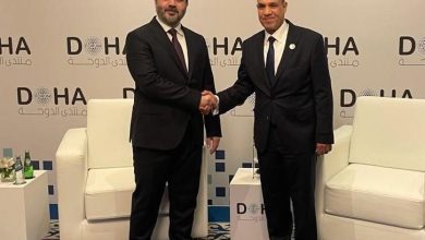 صورة وزير الخارجية يلتقي نظيره السوري على هامش أعمال منتدى الدوحة