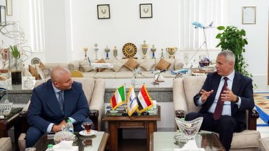 صورة رئيس الشركة القابضة لمصر للطيران يلتقي سفير إيطاليا بالقاهرة لبحث تعزيز التعاون وزيادة الرحلات
