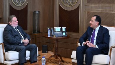 صورة رئيس الوزراء يتابع مع محافظ البنك المركزي جهود التنسيق المشترك في ملفات اقتصادية