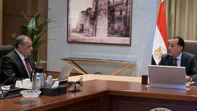 صورة رئيس الوزراء يتابع مع وزير الدولة للإنتاج الحربي ملفات عمل الوزارة