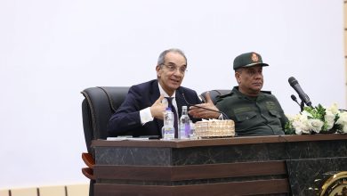 صورة وزير الاتصالات ومدير الأكاديمية العسكرية المصرية يلتقيان بطلبة المبادرة الرئاسية الرواد الرقميون