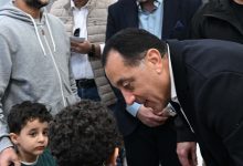 صورة مدبولي يجري حوارا مع المواطنين بمركز طب الأسرة والمركز التكنولوجي بطحانوب