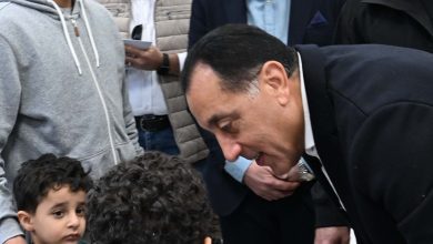 صورة مدبولي يجري حوارا مع المواطنين بمركز طب الأسرة والمركز التكنولوجي بطحانوب