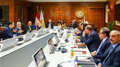 صورة وزيرة التنمية المحلية تبحث مع محافظي القاهرة وبورسعيد خطط تطوير أسواق العتبة والحميدي والتجاري