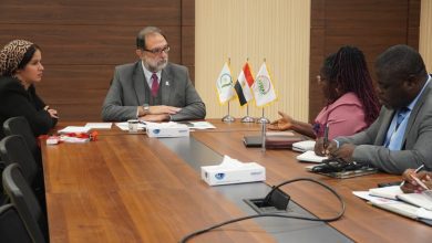 صورة رئيس هيئة سلامة الغذاء يلتقي بنظيرته الليبيرية على هامش منتدى AFRAF بالقاهرة