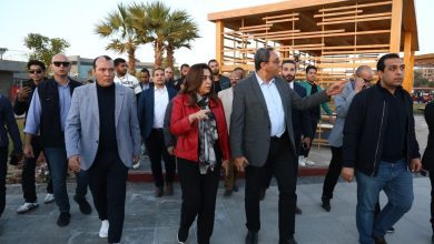 صورة وزيرة التنمية المحلية ومحافظ قنا يتفقدان مشروع تطوير كورنيش النيل بقنا