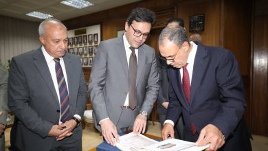 صورة وزير الثقافة يسلم وزير الخارجية ١٣ خريطة و٢٢ وثيقة و٤٣ اتفاقية تاريخية بعد ترميمها بدار الكتب