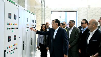 صورة مدبولي يتفقد محطة مياه الشرب بأرض المشتل بمركز الصف خلال جولته بمشروعات “حياة كريمة” بالجيزة